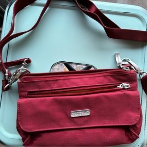 Baggallini crossbody wallet in burgundy